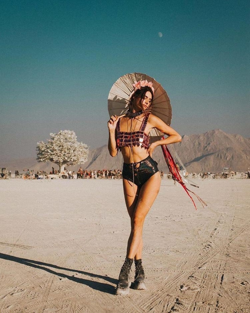 30 fotos de chicas calientes del festival de luz y fuego "Burning Man 2018"