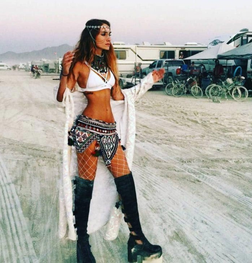 30 fotos de chicas calientes del festival de luz y fuego "Burning Man 2018"