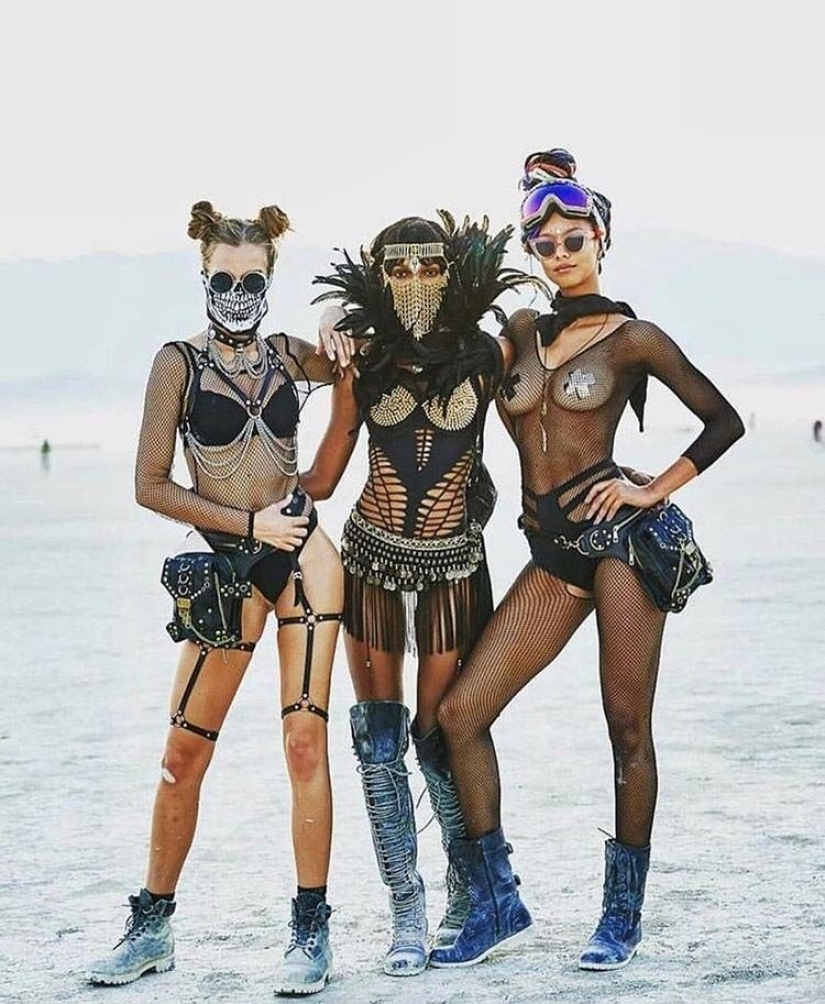 30 fotos de chicas calientes del festival de luz y fuego "Burning Man 2018"