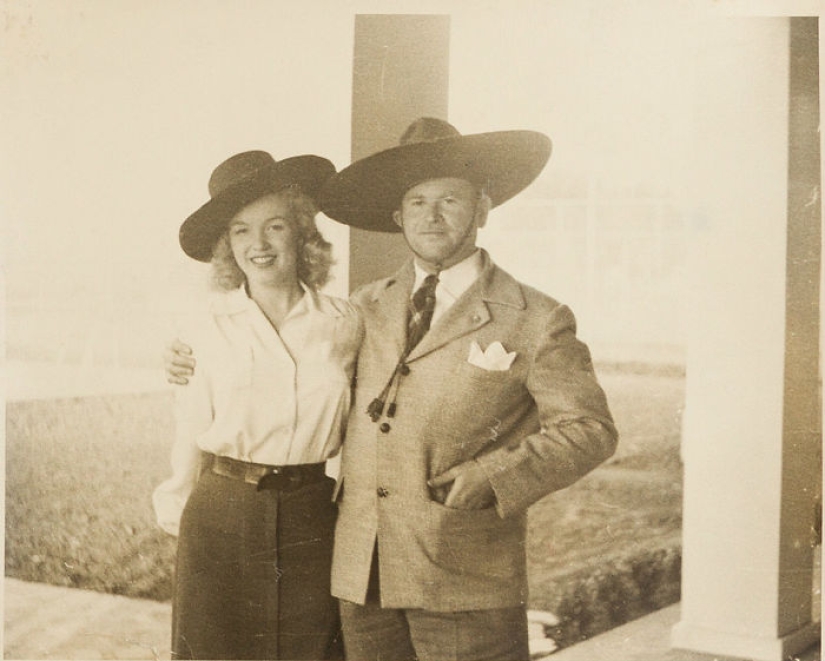 30 previously unpublished pictures of Marilyn Monroe will be put up for auction