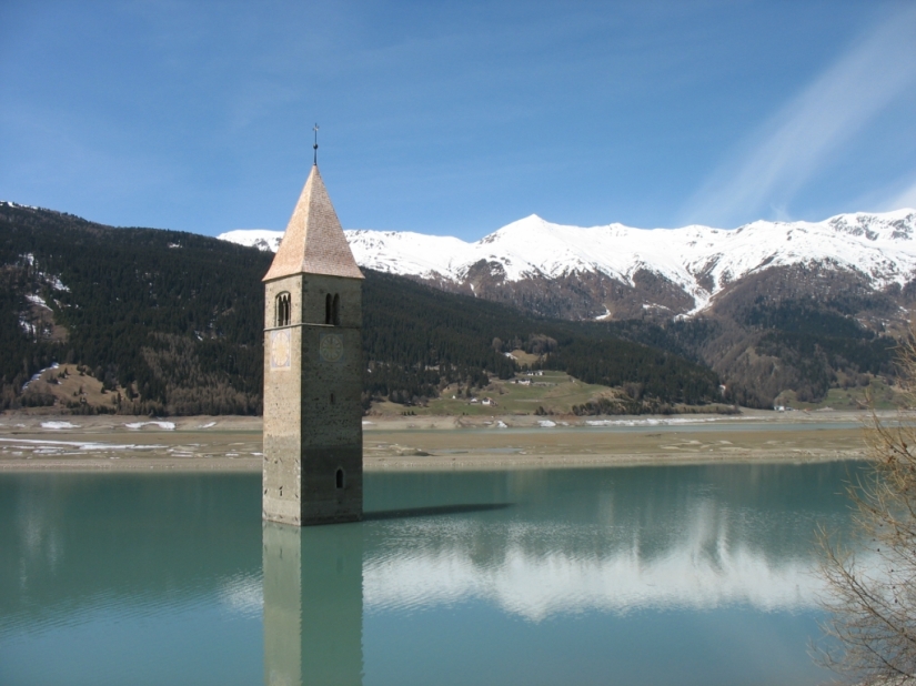 5 most spectacular flooded buildings