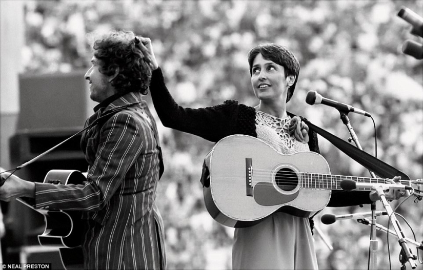50 years with iconic rock musicians: Behind-the-scenes footage from the famous photographer Neil Preston