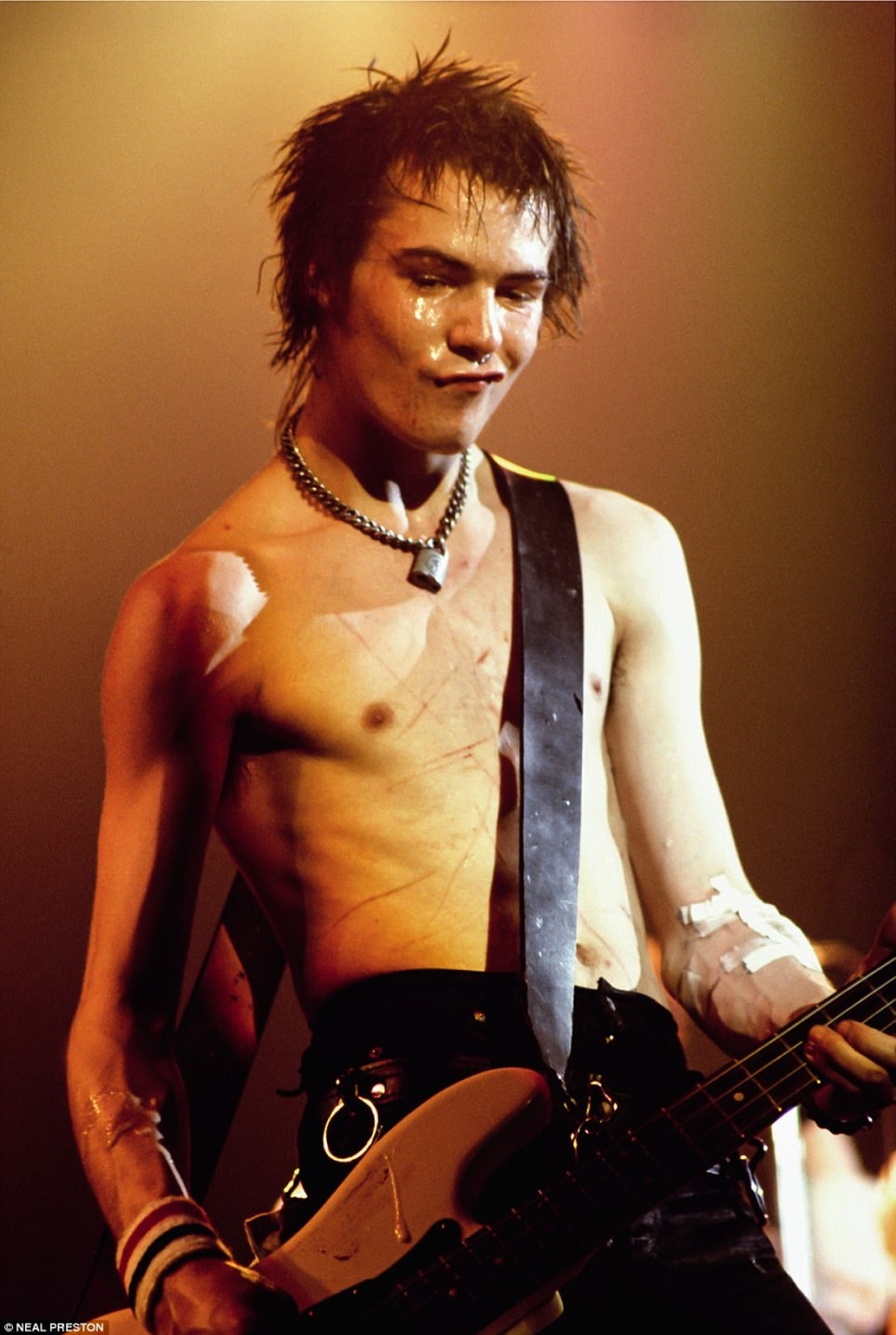 50 years with iconic rock musicians: Behind-the-scenes footage from the famous photographer Neil Preston