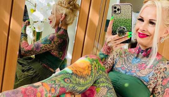 55-year-old woman covered her entire body with colorful tattoos! A photo