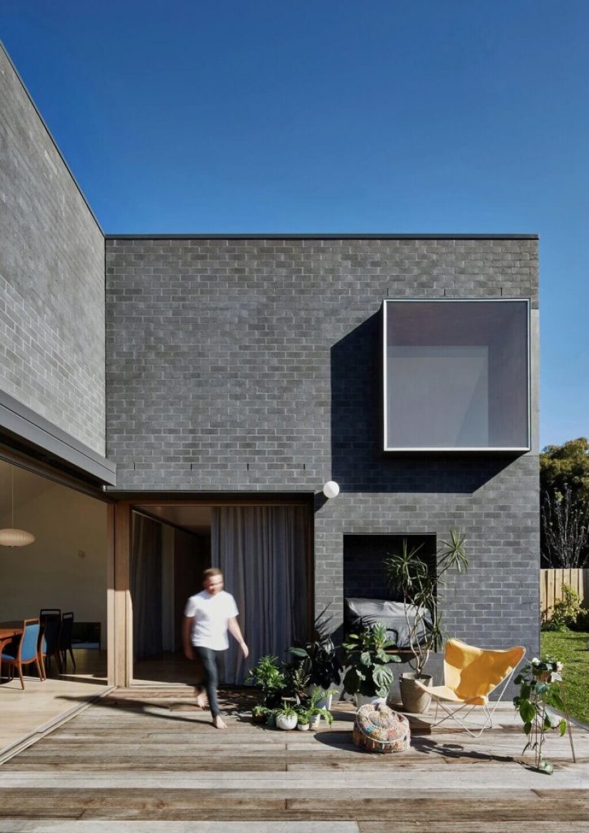 7 Best Black Brick House Ideas: The New Trend of 2022