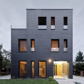 7 Best Black Brick House Ideas: The New Trend of 2022