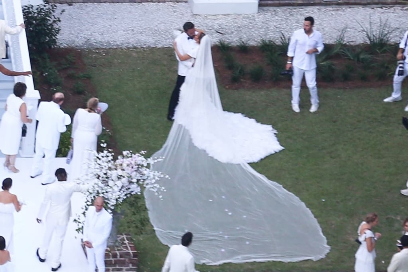 7 Famous Couples Who Secretly Got Married
