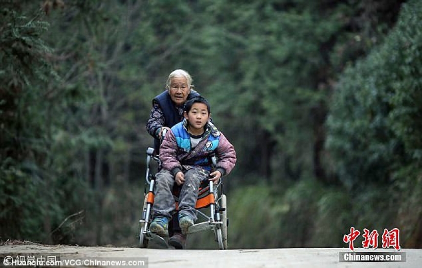 76-year-old grandmother walks 24 kilometers every day to take her disabled grandson to school
