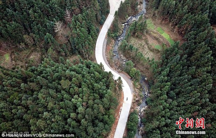 76-year-old grandmother walks 24 kilometers every day to take her disabled grandson to school