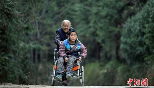 76-year-old grandmother walks 24 kilometers every day to take her disabled grandson to school