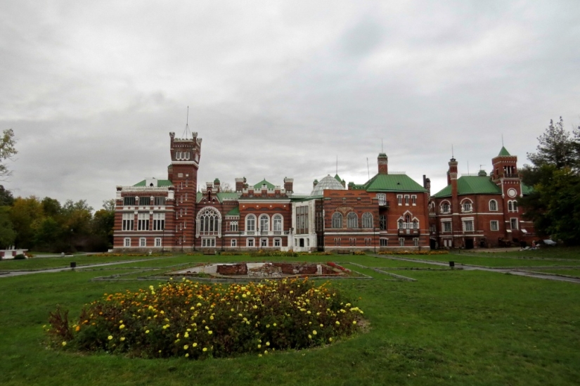 8 Amazing Buildings Deep in Russia