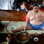 8000 calorías al día y máscaras de oxígeno: cómo viven los luchadores de sumo