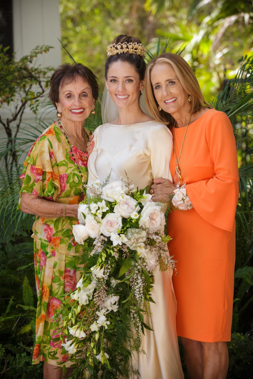 85 years old and still fit: 4 generations of women of the family get married in one dress