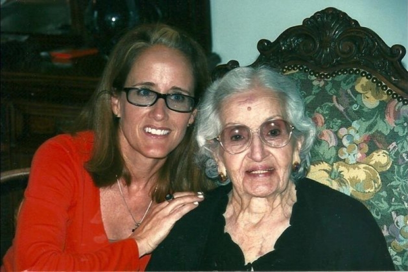 85 years old and still fit: 4 generations of women of the family get married in one dress