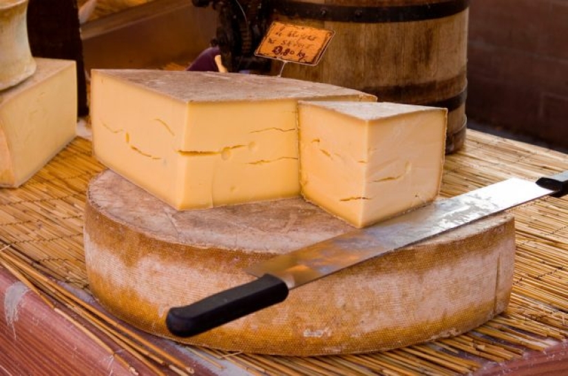 9 Foods You Rarely See on an Airplane