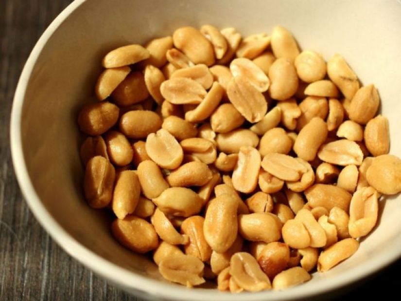 9 Foods You Rarely See on an Airplane