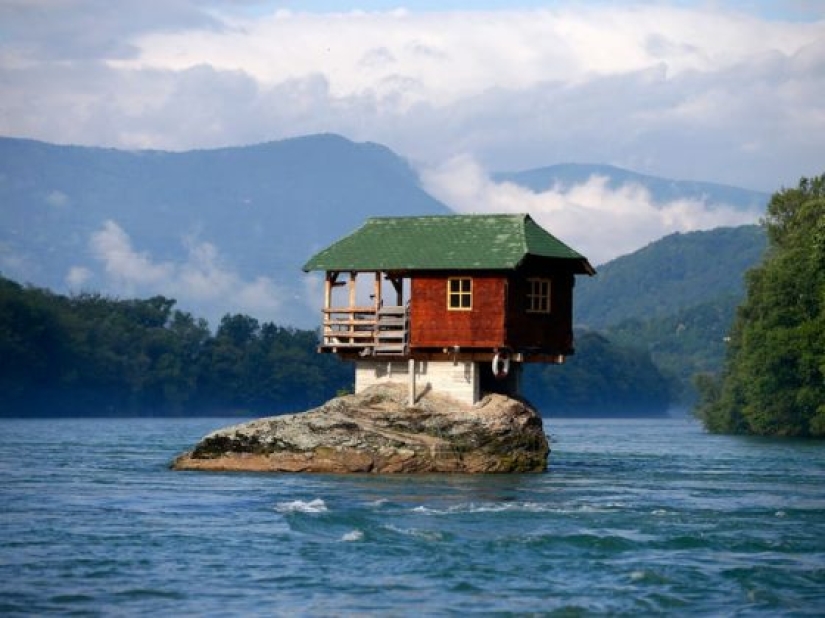 9 Houses Built In Seemingly Impossible Places