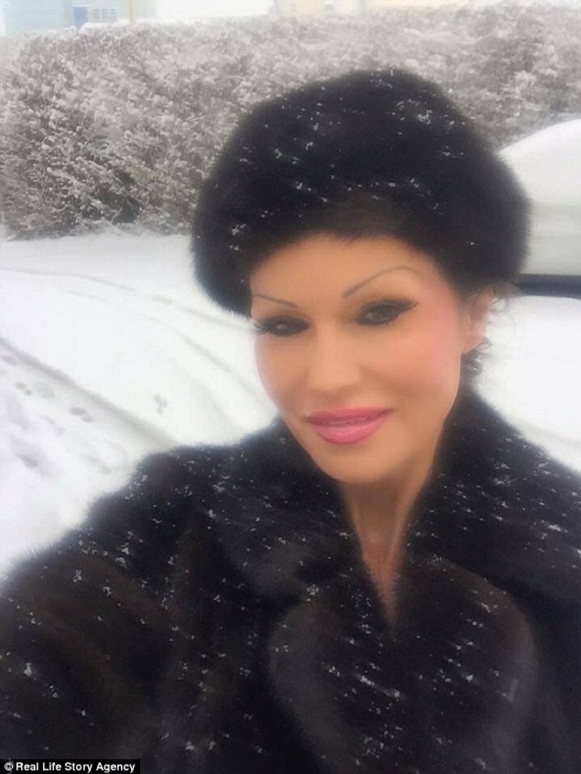 A 50-year-old plastic fan boasted that she looks 30 years old