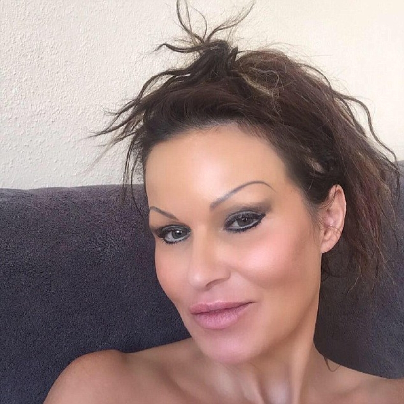 A 50-year-old plastic fan boasted that she looks 30 years old