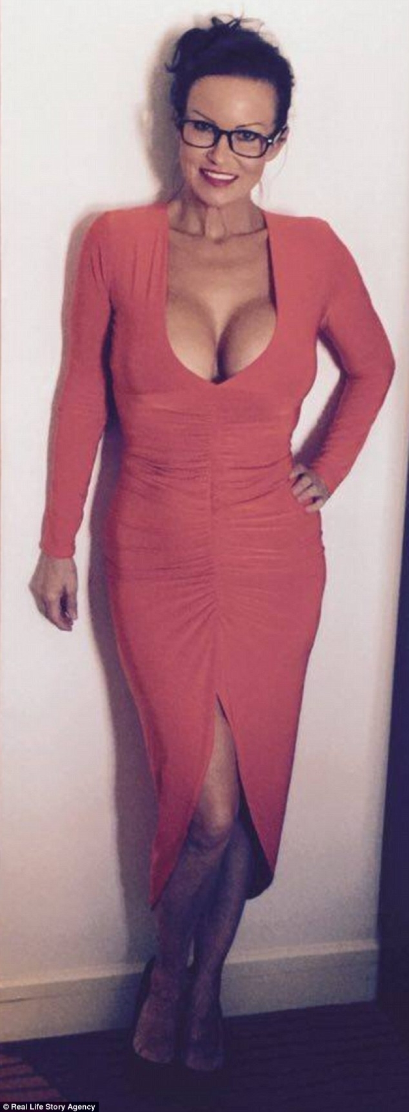 A 50-year-old plastic fan boasted that she looks 30 years old
