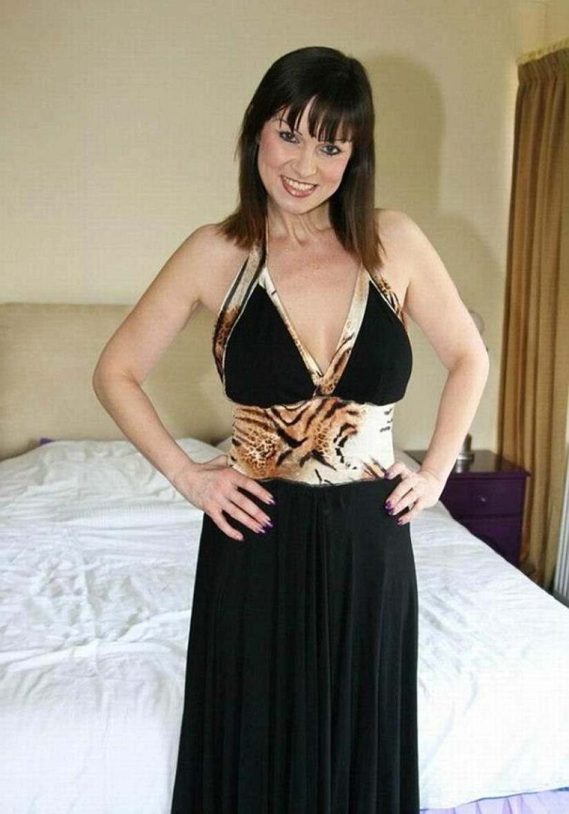 A 50-year-old plastic fan boasted that she looks 30 years old