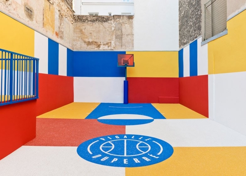 A basketball court that seems virtual A basketball court that seems virtual