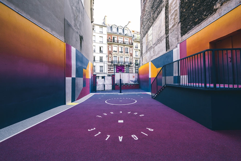 A basketball court that seems virtual A basketball court that seems virtual