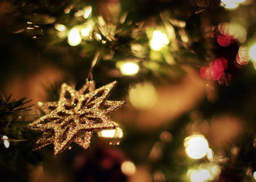 A British family has been decorating the same Christmas tree for 100 years