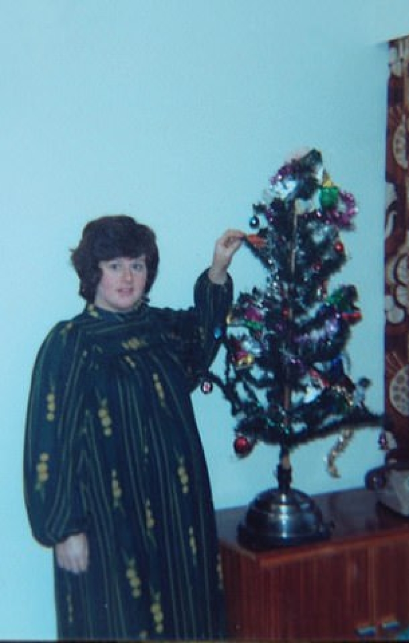A British family has been decorating the same Christmas tree for 100 years
