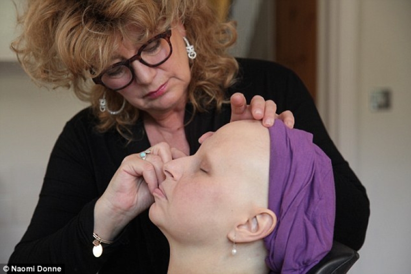 A British woman dying of cancer had a beautiful make-up and shooting done a couple of weeks before her death