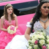 A British woman got married in an immense dress that weighs 63 kilograms A British woman got married in an immense dress that weighs 63 kilograms
