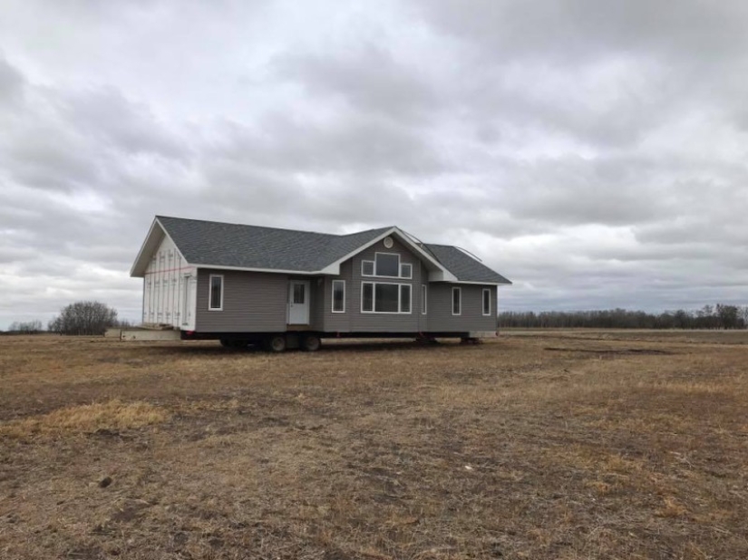 A Canadian found a house lost by someone in his field A Canadian found a house lost by someone in his field