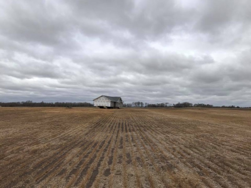 A Canadian found a house lost by someone in his field A Canadian found a house lost by someone in his field