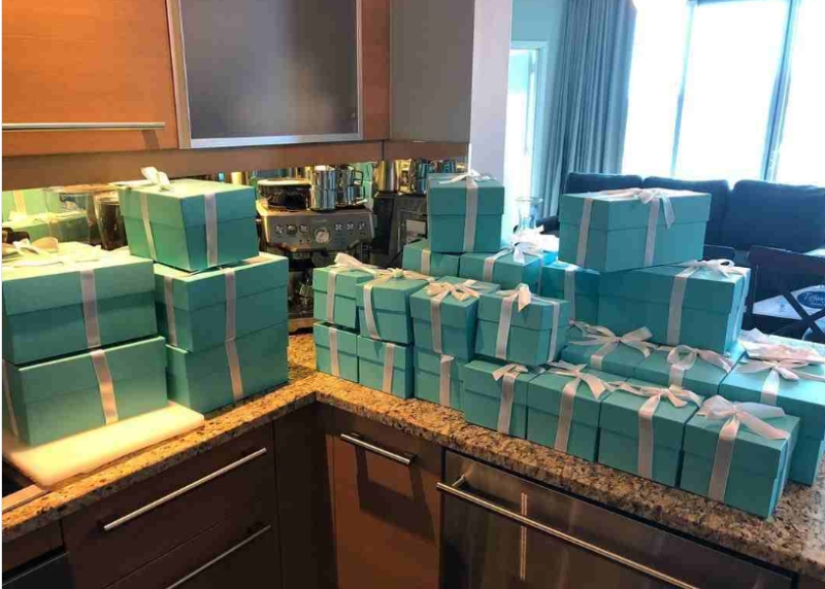 A couple from the USA lived in luxury at the expense of the authorities, but the scammers were given away by bragging in social networks
