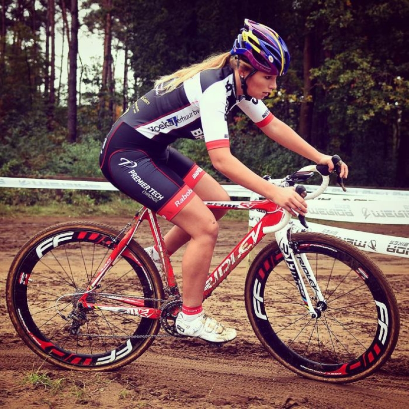A cyclist with the appearance of a model: Pak Moonen conquers men's hearts