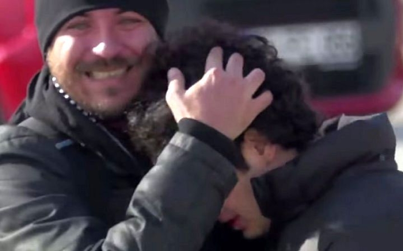 A deaf guy was moved to tears after learning that residents of his neighborhood had learned sign language to talk to him