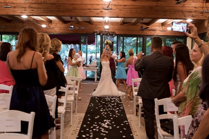 A fairy tale without a prince: an Italian woman married herself