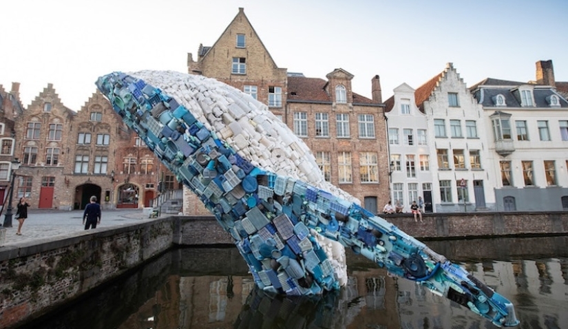 A four-story whale of five tons of garbage as proof that we are harming our planet too much A four-story whale of five tons of garbage as proof that we are harming our planet too much