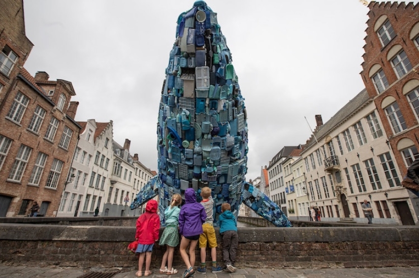 A four-story whale of five tons of garbage as proof that we are harming our planet too much A four-story whale of five tons of garbage as proof that we are harming our planet too much