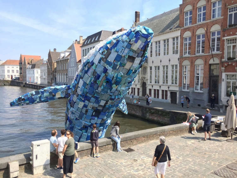 A four-story whale of five tons of garbage as proof that we are harming our planet too much A four-story whale of five tons of garbage as proof that we are harming our planet too much
