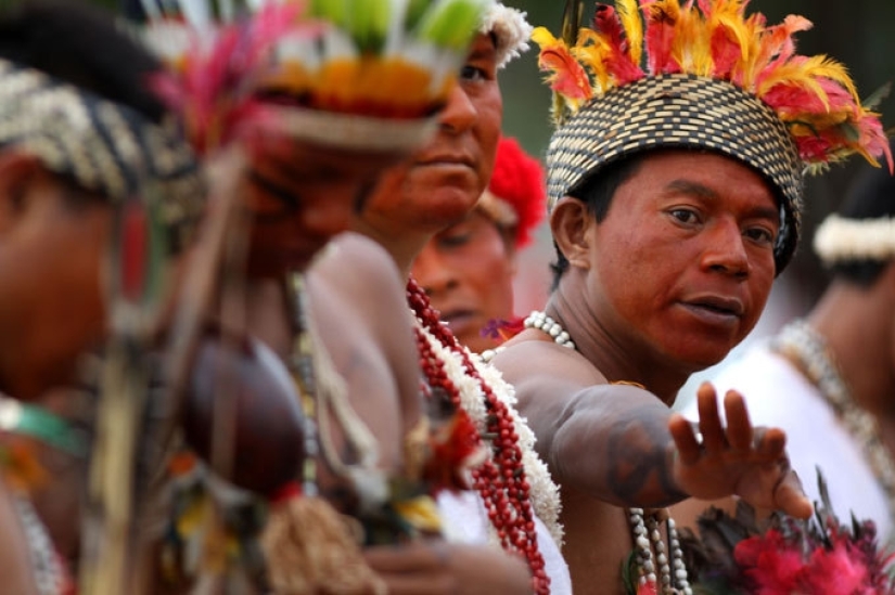 A friend among strangers: how to cheer for your national team if there are only rival fans around