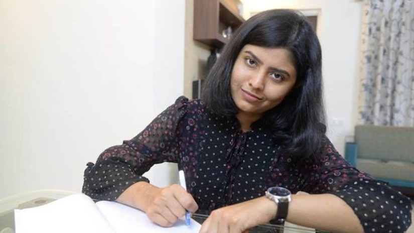 A girl from India was transplanted male hands, a year later they lightened and lost their hair