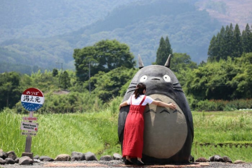 A grandfather and grandmother from Japan built a stop in the form of Totoro for their granddaughter