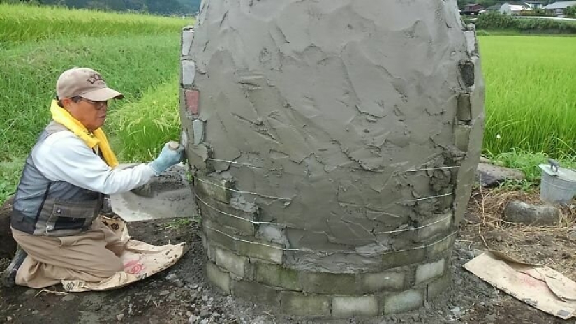 A grandfather and grandmother from Japan built a stop in the form of Totoro for their granddaughter