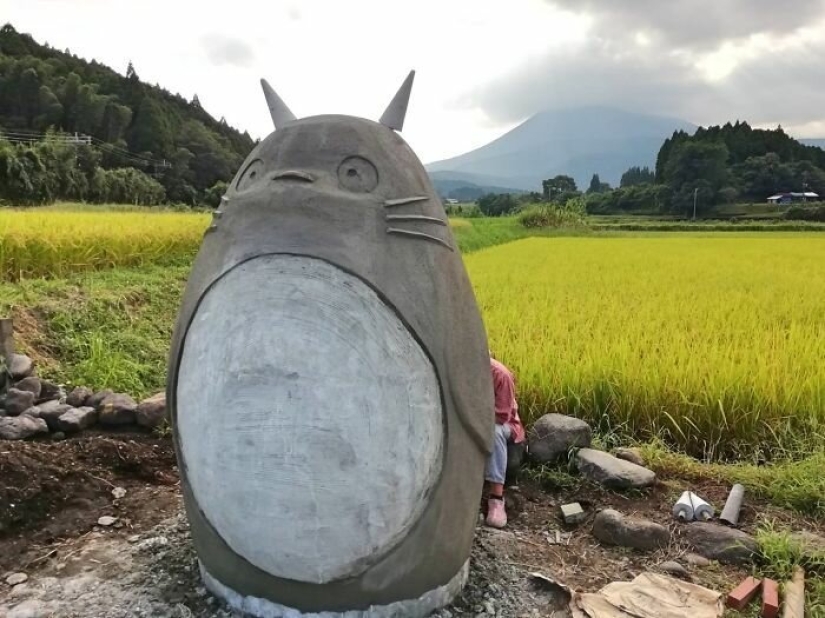 A grandfather and grandmother from Japan built a stop in the form of Totoro for their granddaughter