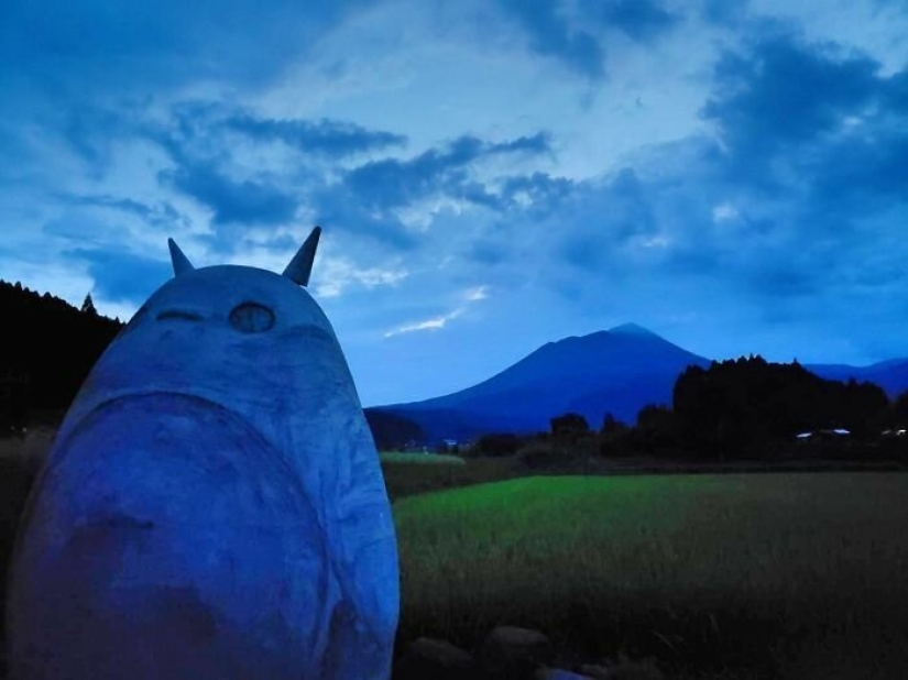 A grandfather and grandmother from Japan built a stop in the form of Totoro for their granddaughter