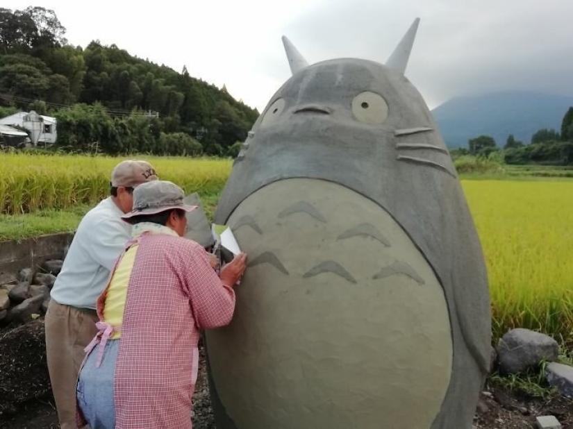 A grandfather and grandmother from Japan built a stop in the form of Totoro for their granddaughter