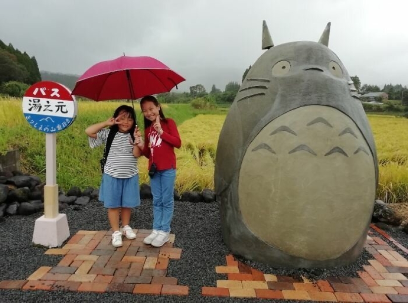 A grandfather and grandmother from Japan built a stop in the form of Totoro for their granddaughter