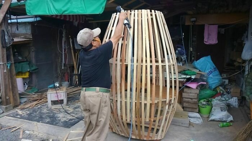 A grandfather and grandmother from Japan built a stop in the form of Totoro for their granddaughter