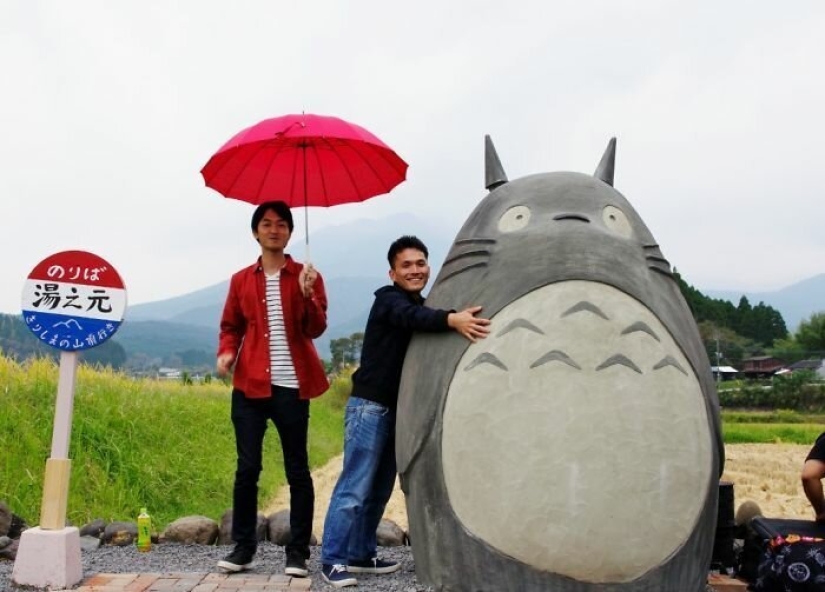 A grandfather and grandmother from Japan built a stop in the form of Totoro for their granddaughter